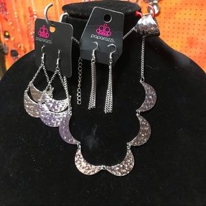 This is a three piece set.  Each piece is 8.00